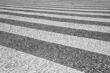 Schwarzweiße Streifen, Straßenpflaster