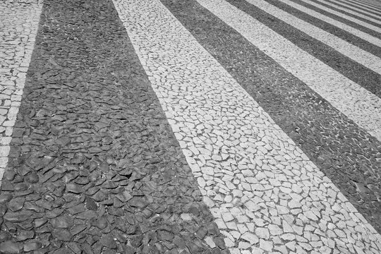 Schwarzwei&szlig;e Streifen, Stra&szlig;enpflaster