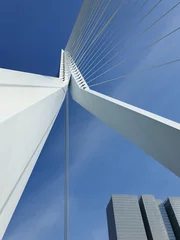 Papier Peint photo autocollant Pont Érasme Pont Erasmus sur la Meuse à Rotterdam, aux Pays-Bas. Détails de l& 39 architecture abstraite sur fond de ciel bleu. Erasmusbrug appelé le cygne, long de 284 m, conçu par Ben van Berkel.