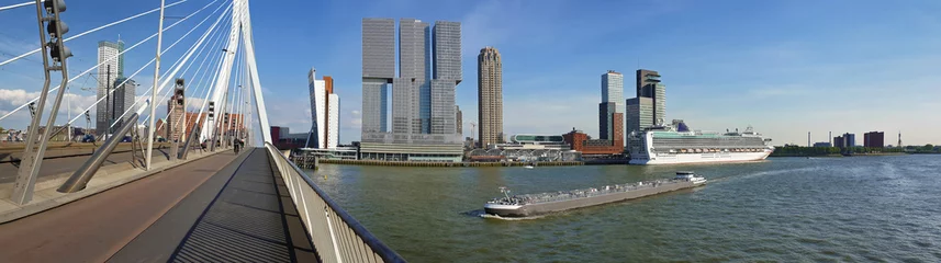 Foto op Plexiglas Erasmusbrug Stadsgezicht panorama vanaf de Erasmusbrug over de Maas in Rotterdam, Nederland. Hoge moderne gebouwen aan de horizon en grote schepen die de Erasmusbrug oversteken.