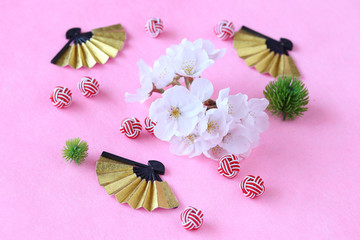 桜の花と松と水引玉と金色の扇