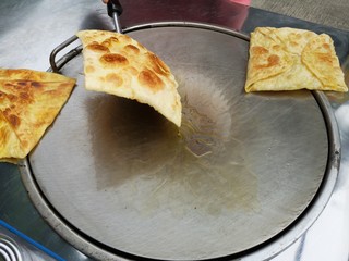 Roti pan is very hot, crispy, delicious.