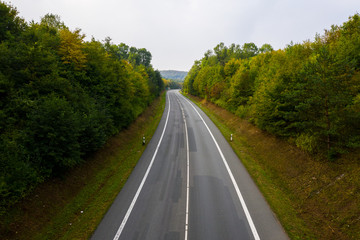 Landstraße mit Bäumen aus der Vogelperspektive 