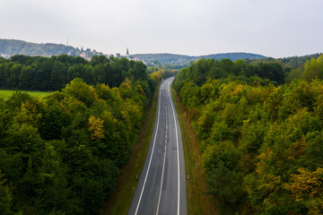 Landstraße mit Bäumen aus der Vogelperspektive 