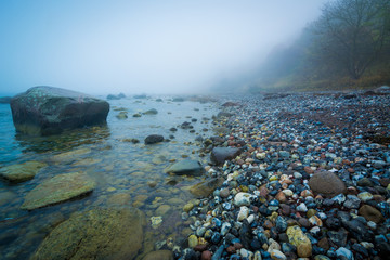 Die Ostsee Küste auf Insel Rügen mit Nebel im Herbst