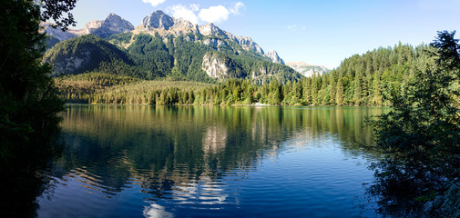 Fototapeta na wymiar Il lago di Tovel nel Parco Naturale Adamello Brenta