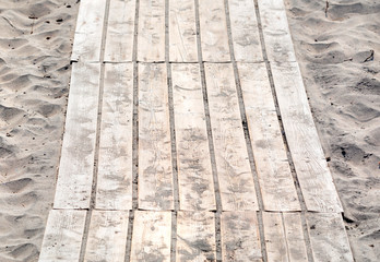 Passerella in legno sulla sabbia