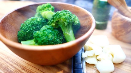 キャンプ場で食べる茹でたブロッコリー