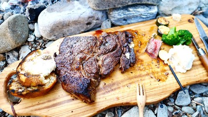 キャンプ場でのステーキランチの写真