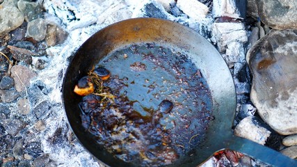 キャンプ場でステーキ用のソースを作る