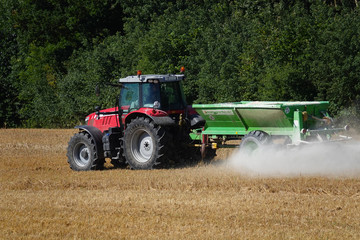 Traktor im Weizenfeld