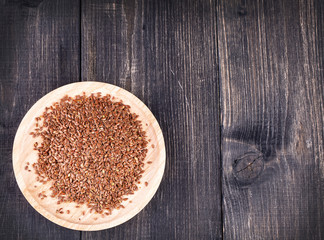The Flax seeds in a wooden plate