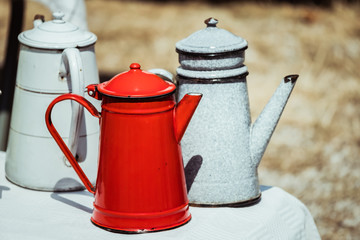 Théieres en métal au look vintage