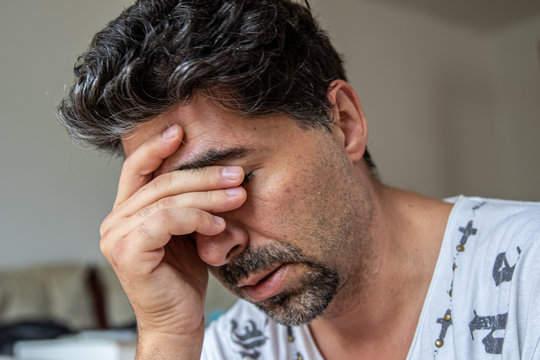 Mann mit Hand vor Stirn in Gedanken