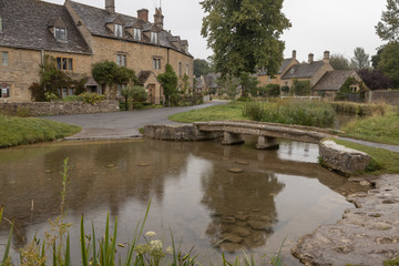 Obraz premium English country village and river