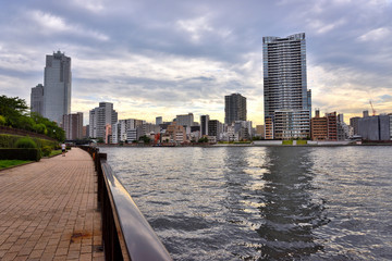 Fototapeta na wymiar 隅田川から眺める夕暮れの豊洲ビル群
