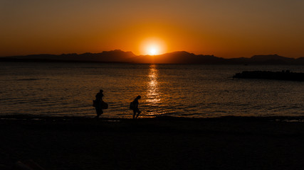 Naklejka na ściany i meble Mallorca Sonnenuntergang am Meer mit Silhouette