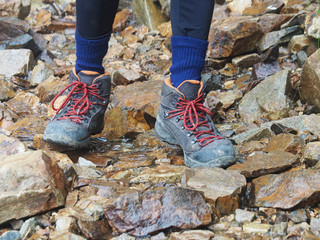 	北アルプス 常念岳 一の沢付近の登山道を歩く中学生の足元
