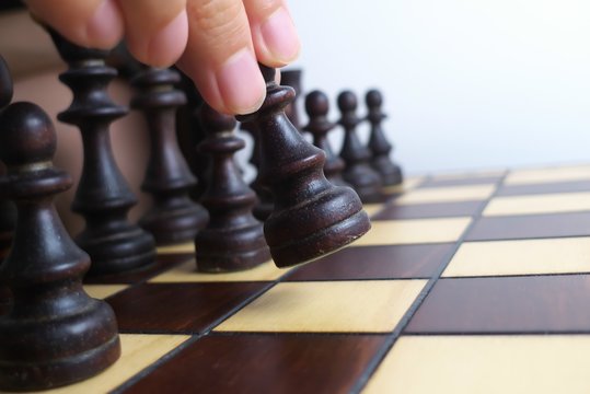チェス・手 - Hand and chessboard, isolated on white background