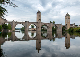 Obraz premium The medieval Pont Valentre over the River Lot, Cahors, The Lot, France