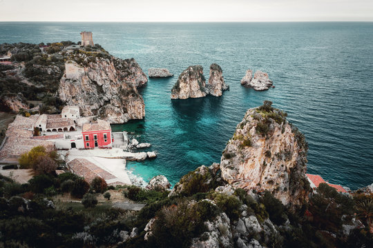 Luftbild von einer Bucht bei Scopello am Tyrrhenischen Meer auf Sizilien in Italien