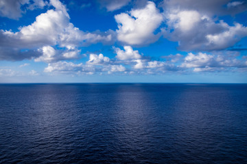 Naklejka na ściany i meble Calm ocean and a few clouds off the coast of Hawaii