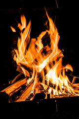 キャンプ焚き火の炎