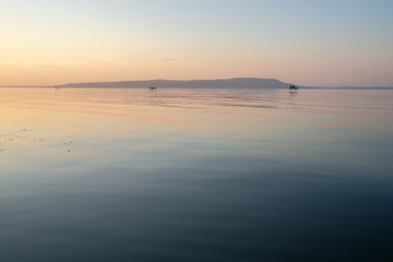 Obraz premium Lake balaton evening sunset in pastel colors. fonyód district hungary summer vacation travel relax romantic