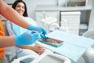 Obraz premium Male stomatologist making ready tools for patient