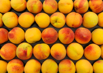 Melocotones frescos en el mercado