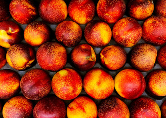 Nectarinas frescas en el mercado