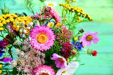 Wunderschöner bunter Blumenstrauß mit Strohblumen - Spätsommer und Herbst Dekoration