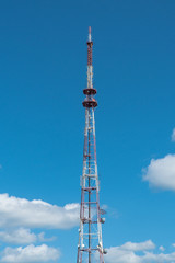 Obraz premium telecommunication tower with antennas on the background of the sky with clouds