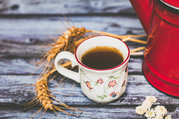 Infusion à la camomille dans une tasse en porcelaine vintage