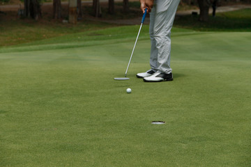 Obraz premium Golfer playing golf in beautiful golf course in the evening golf course with sunshine in thailand