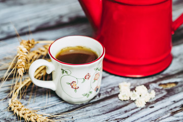 Infusion à la camomille dans une tasse en porcelaine vintage
