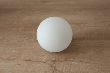 Ahşap zeminde beyaz küre
