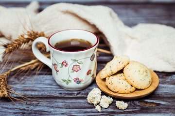 Tisane à la camomille dans une vieille tasse et biscuits à la cannelle