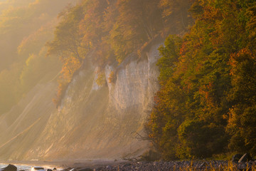 Sonnenaufgang an der Kreidek&uuml;ste auf Insel R&uuml;gen im Herbst