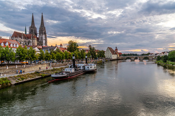 Fototapeta premium Regensburg in der Oberpfalz bei Dämmerung