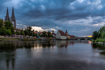 Altstadt Von Regensburg in der Dämmerung mit Wolkenhimmel