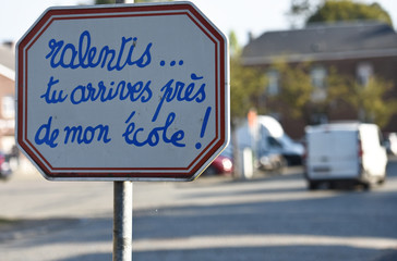 ecole vitesse ralentir securit&eacute; danger ecolier enfant signalisation