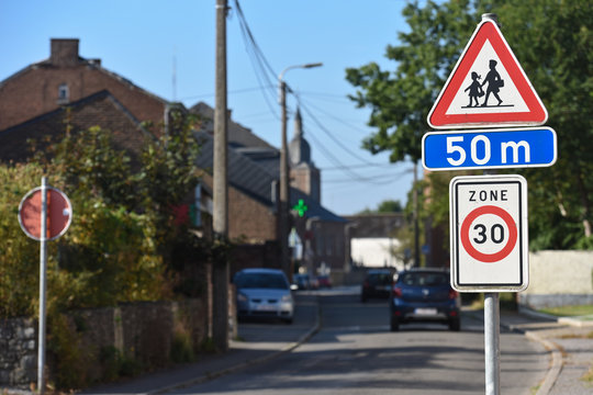 ecole vitesse ralentir securit&eacute; danger ecolier enfant signalisation