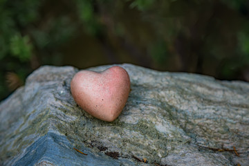 Roter Herz Stein auf einem Marmorsockel