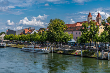 Fototapeta na wymiar Blick auf die Altstadt von Regensburg mit Ausflugsdampfer