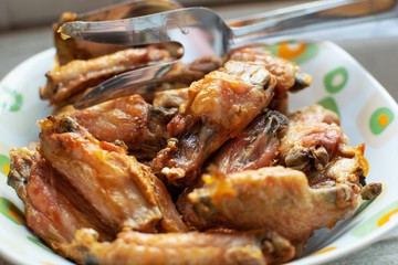 Grilled chicken  wings inside a white plate.