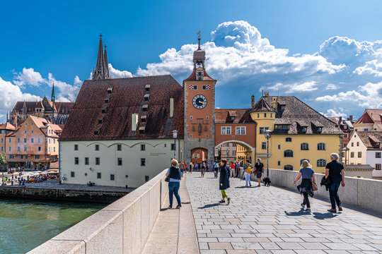 Steinerne Br&uuml;cke und Stadttor von Regensburg im Sommer