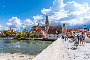Auf der steinernen Brücke von Regensburg mit Blick auf den Dom - obrazy, fototapety, plakaty