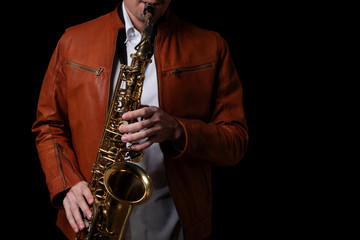 Naklejka premium Mężczyzna saksofonista jazzowy występ na scenie. iSolated czarne tło
