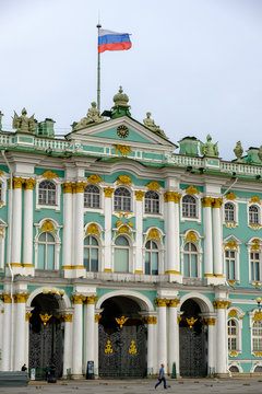 ST. PETERSBURG,  RUSSIA - AUGUST 5, 2019:  Fachada del Winter Palace  early on a summer morning